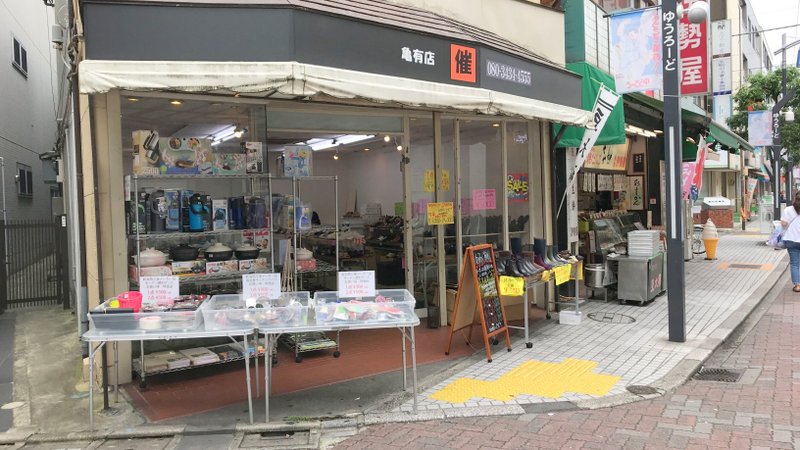 亀有銀座商店街の催事場にポップアップストアを出店しています。お鍋やまな板などのキッチン雑貨をメインで販売しています。