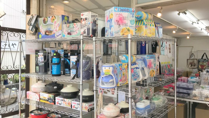亀有銀座商店街の催事場にポップアップストアを出店しています。お鍋やまな板などのキッチン雑貨をメインで販売しています。